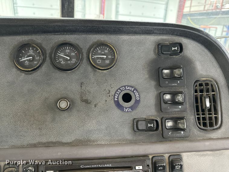 image for item EJ8926 2015 Peterbilt  389 semi truck