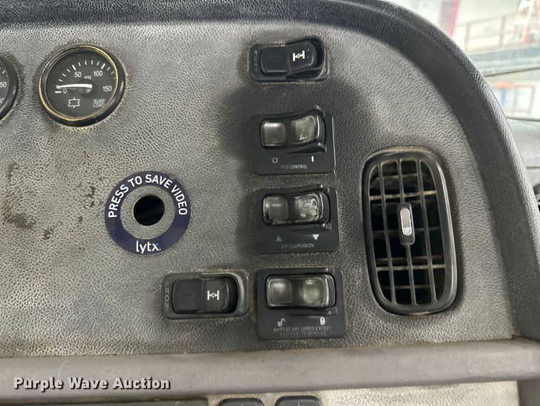 image for item EJ8926 2015 Peterbilt  389 semi truck