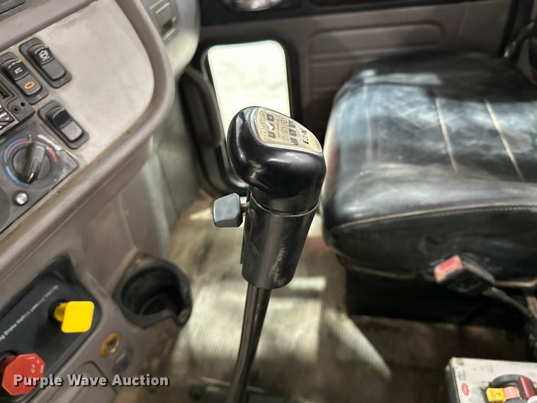 image for item EJ8926 2015 Peterbilt  389 semi truck