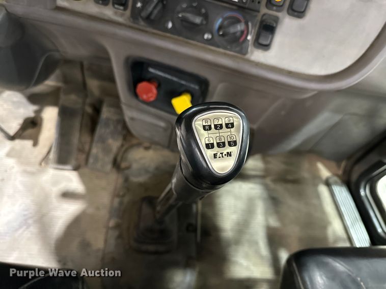 image for item EJ8926 2015 Peterbilt  389 semi truck