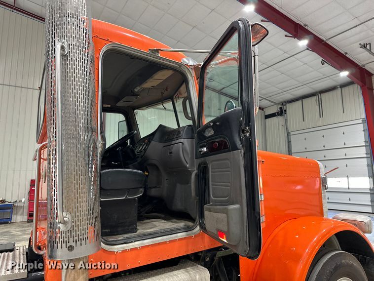 image for item EJ8926 2015 Peterbilt  389 semi truck