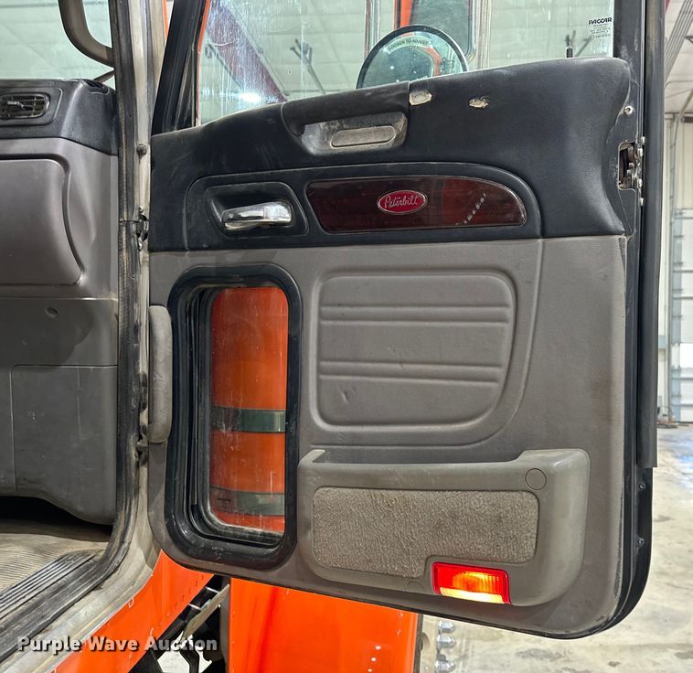 image for item EJ8926 2015 Peterbilt  389 semi truck