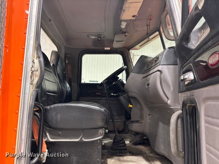 image for item EJ8926 2015 Peterbilt  389 semi truck