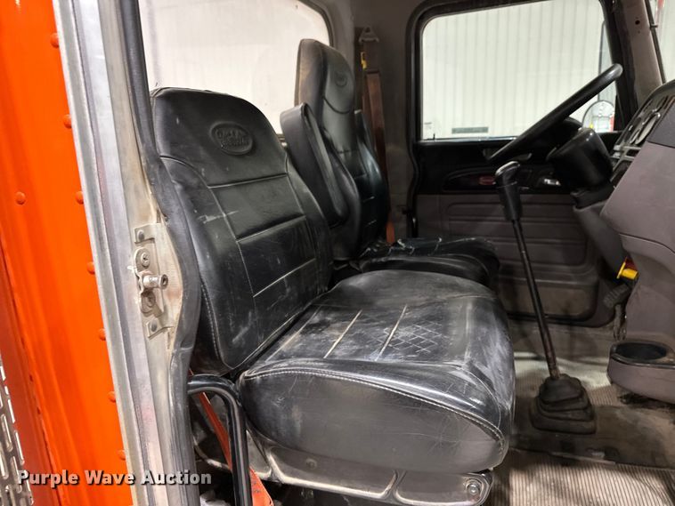 image for item EJ8926 2015 Peterbilt  389 semi truck