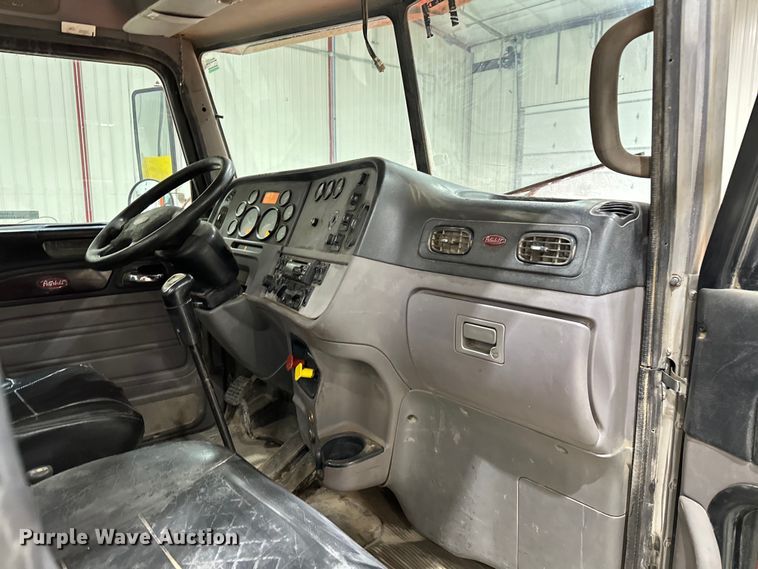 image for item EJ8926 2015 Peterbilt  389 semi truck