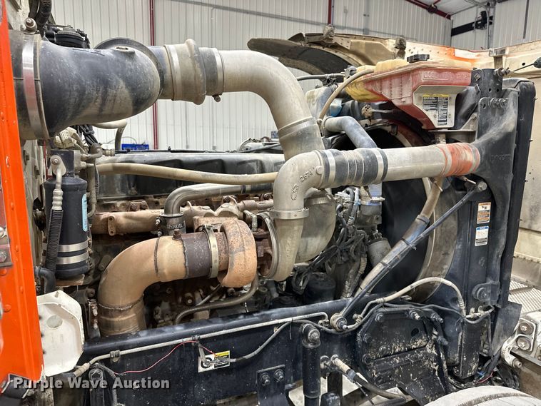 image for item EJ8926 2015 Peterbilt  389 semi truck