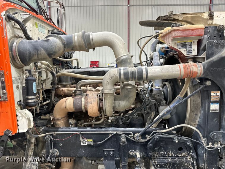 image for item EJ8926 2015 Peterbilt  389 semi truck