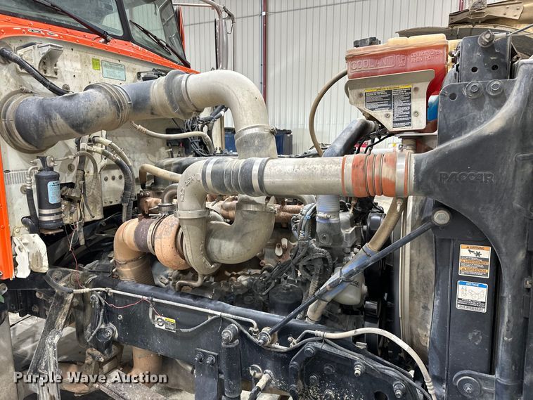 image for item EJ8926 2015 Peterbilt  389 semi truck