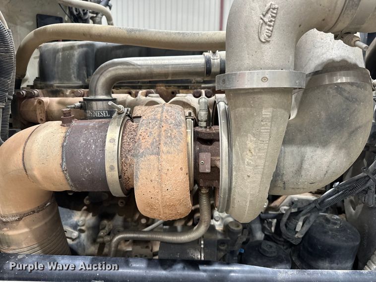 image for item EJ8926 2015 Peterbilt  389 semi truck