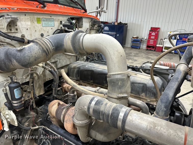 image for item EJ8926 2015 Peterbilt  389 semi truck