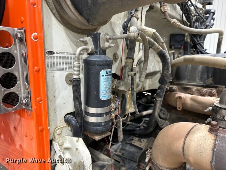 image for item EJ8926 2015 Peterbilt  389 semi truck