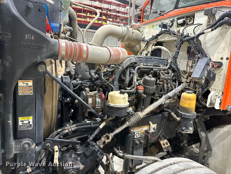 image for item EJ8926 2015 Peterbilt  389 semi truck