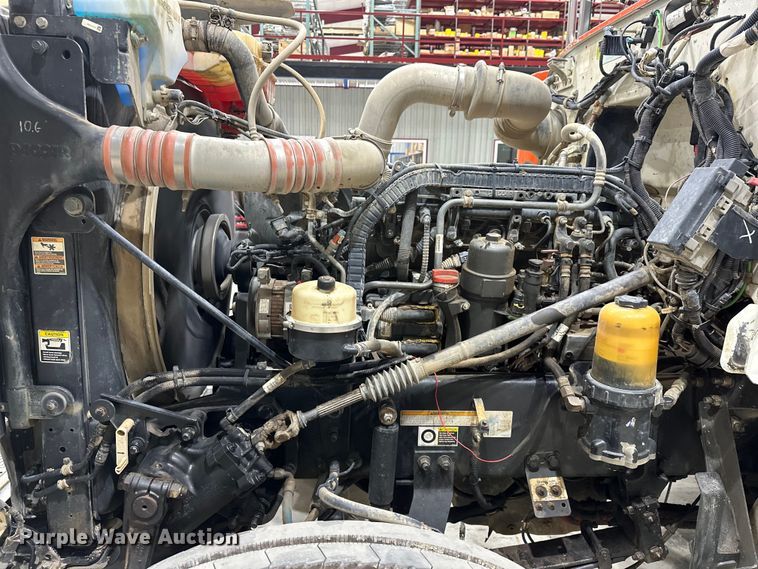 image for item EJ8926 2015 Peterbilt  389 semi truck