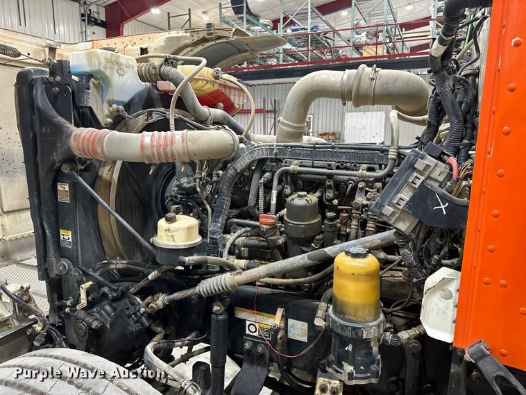 image for item EJ8926 2015 Peterbilt  389 semi truck