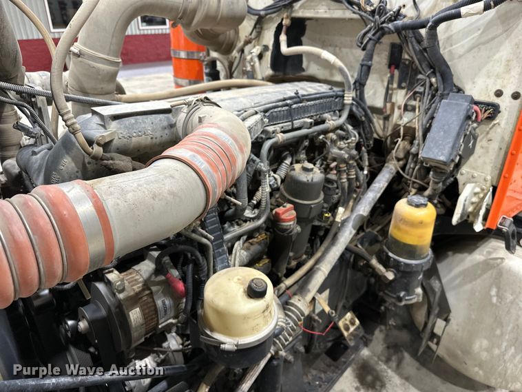 image for item EJ8926 2015 Peterbilt  389 semi truck