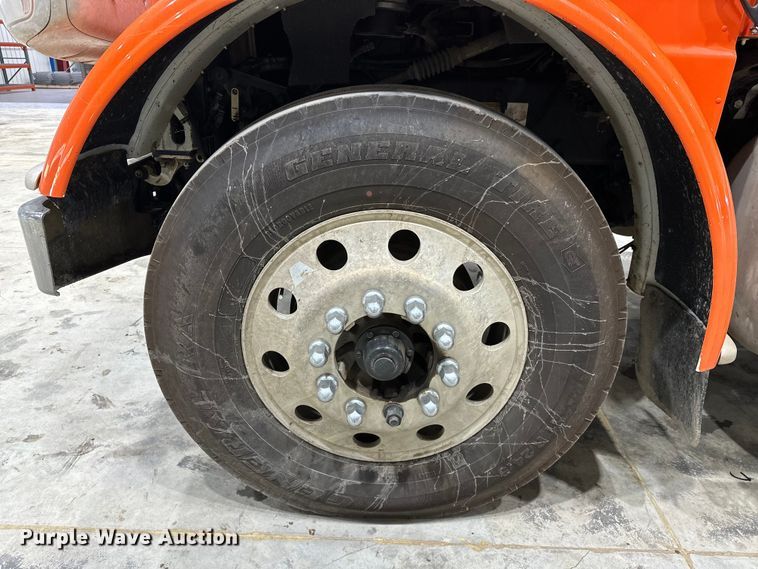 image for item EJ8926 2015 Peterbilt  389 semi truck