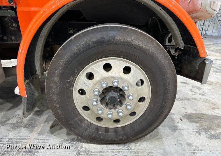 image for item EJ8926 2015 Peterbilt  389 semi truck