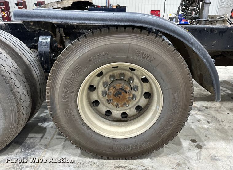 image for item EJ8926 2015 Peterbilt  389 semi truck