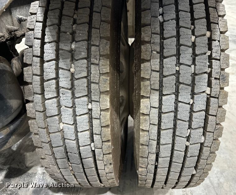 image for item EJ8926 2015 Peterbilt  389 semi truck