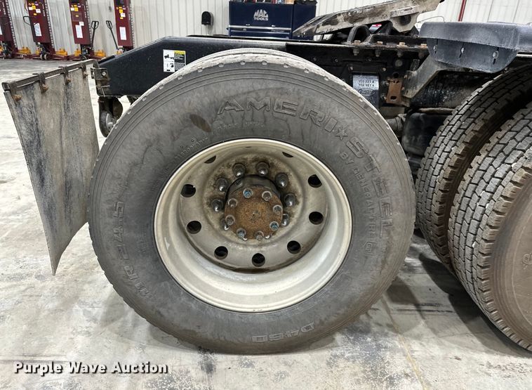 image for item EJ8926 2015 Peterbilt  389 semi truck