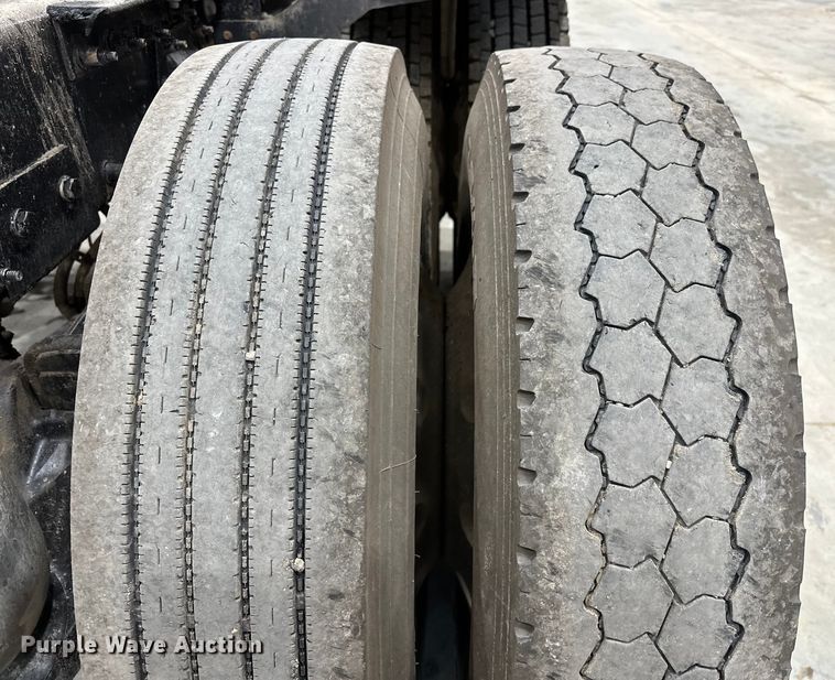 image for item EJ8926 2015 Peterbilt  389 semi truck