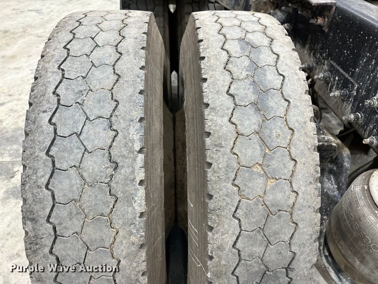 image for item EJ8926 2015 Peterbilt  389 semi truck