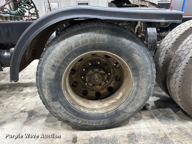 image for item EJ8926 2015 Peterbilt  389 semi truck