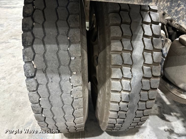 image for item EJ8926 2015 Peterbilt  389 semi truck