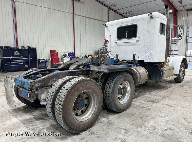 image for item EJ8927 2013 Peterbilt  367 semi truck