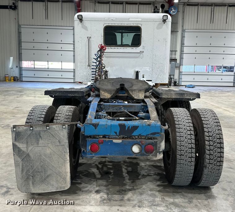 image for item EJ8927 2013 Peterbilt  367 semi truck