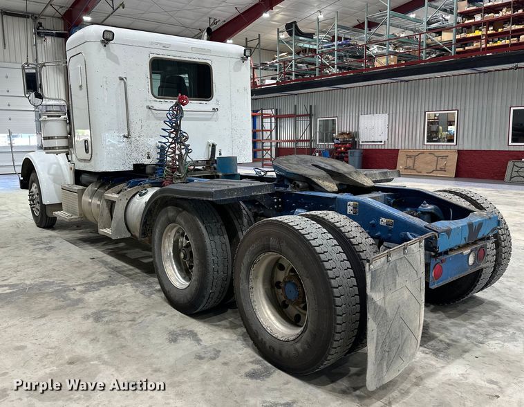 image for item EJ8927 2013 Peterbilt  367 semi truck