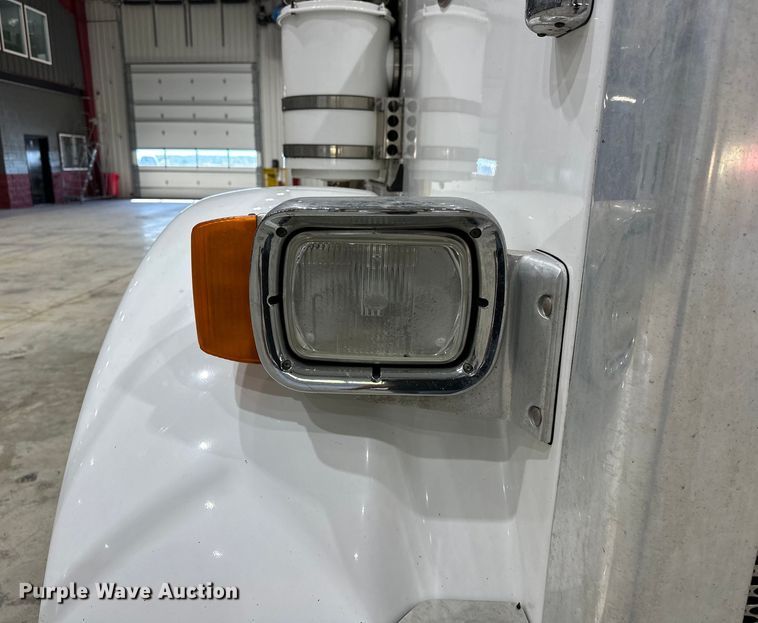 image for item EJ8927 2013 Peterbilt  367 semi truck