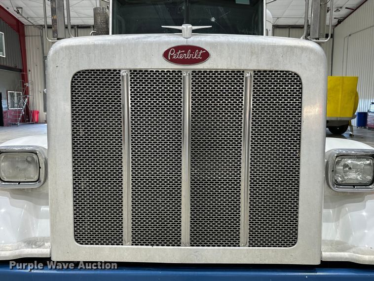 image for item EJ8927 2013 Peterbilt  367 semi truck