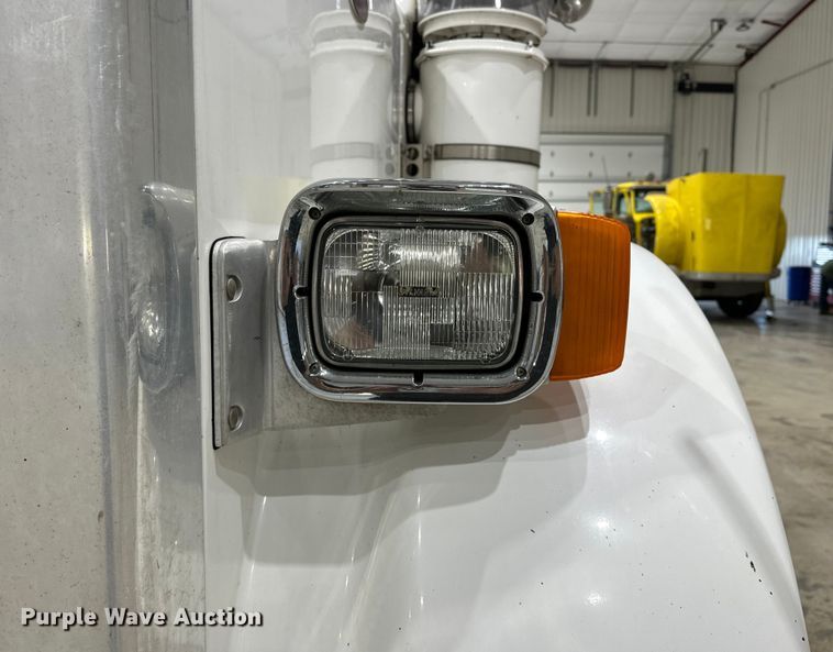 image for item EJ8927 2013 Peterbilt  367 semi truck