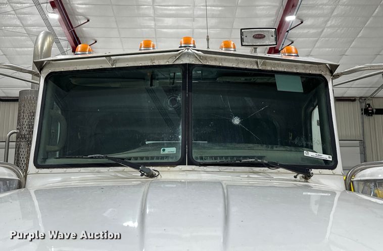 image for item EJ8927 2013 Peterbilt  367 semi truck