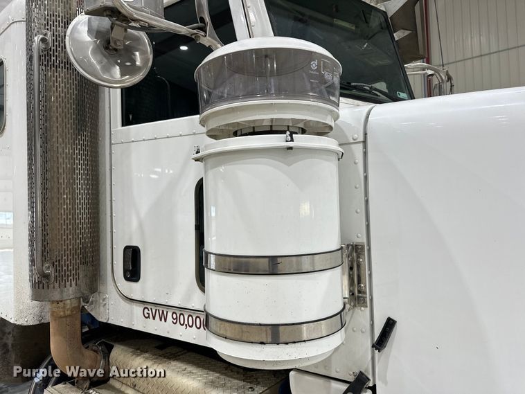 image for item EJ8927 2013 Peterbilt  367 semi truck