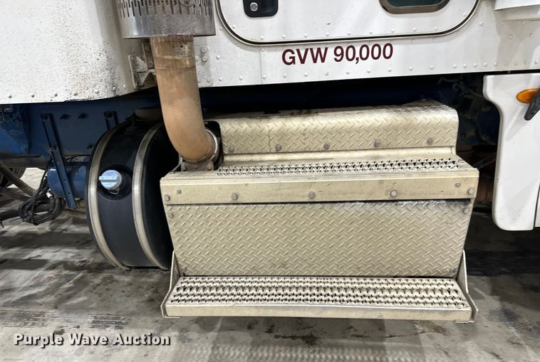 image for item EJ8927 2013 Peterbilt  367 semi truck