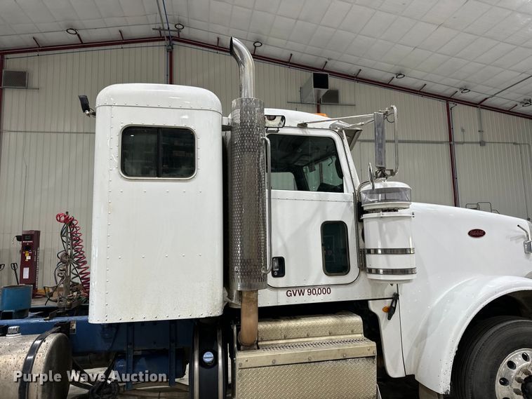 image for item EJ8927 2013 Peterbilt  367 semi truck