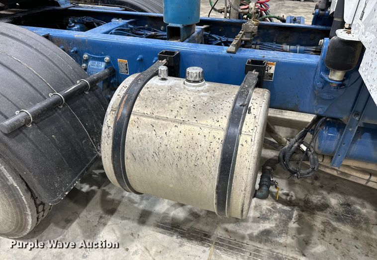 image for item EJ8927 2013 Peterbilt  367 semi truck