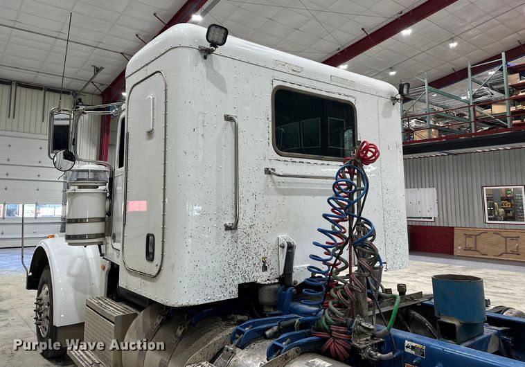 image for item EJ8927 2013 Peterbilt  367 semi truck