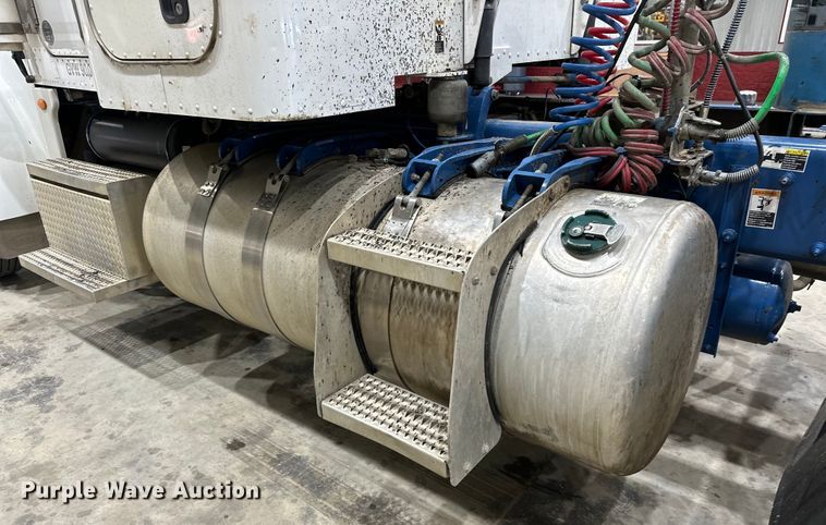 image for item EJ8927 2013 Peterbilt  367 semi truck