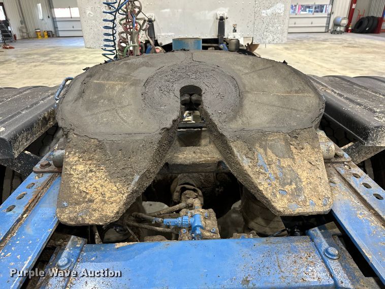 image for item EJ8927 2013 Peterbilt  367 semi truck