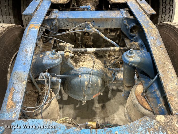 image for item EJ8927 2013 Peterbilt  367 semi truck