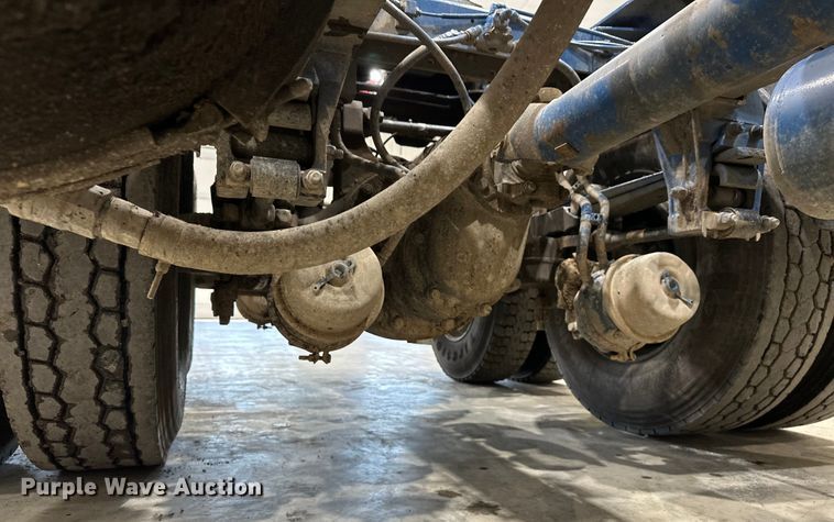 image for item EJ8927 2013 Peterbilt  367 semi truck