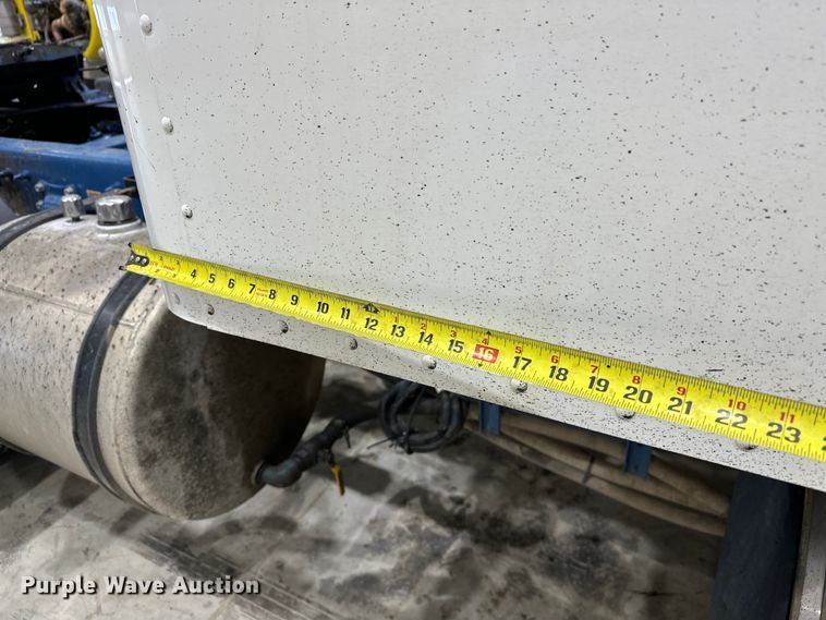 image for item EJ8927 2013 Peterbilt  367 semi truck