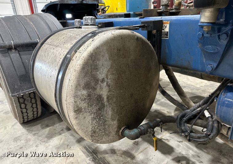 image for item EJ8927 2013 Peterbilt  367 semi truck