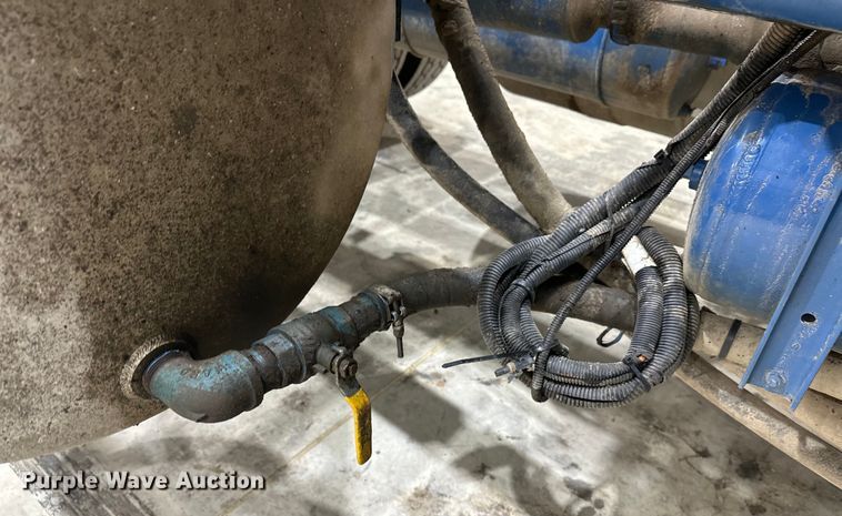 image for item EJ8927 2013 Peterbilt  367 semi truck