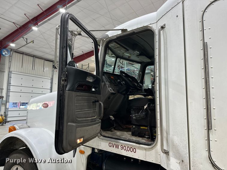 image for item EJ8927 2013 Peterbilt  367 semi truck
