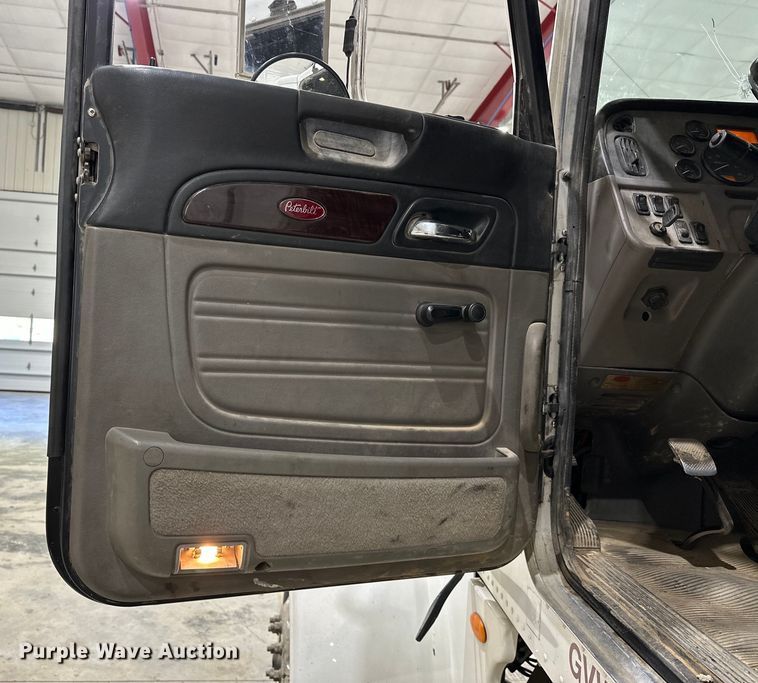 image for item EJ8927 2013 Peterbilt  367 semi truck