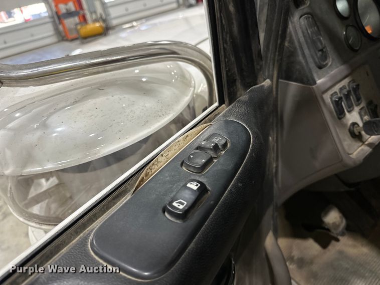 image for item EJ8927 2013 Peterbilt  367 semi truck